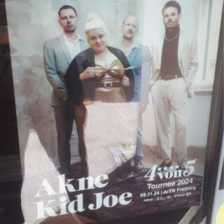 Habt ihr diese schnieken Plakate von Akne Kid Joe schon in Freiburg entdeckt wie z.B. dieses am  Flight 13 Recordstore? Der Ticketvorverkauf läuft auf Hochtouren, also wartet besser nicht zu lange 🙃
Am 8. November steigt der Zauber bei uns...

@aknekidjoe_band 
@audiolithbooking 

#freiburg #punkrock #whatthefreiburg #live