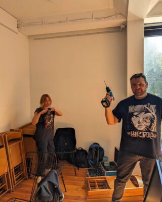 Aus der Reihe "Im ArTik-Büro und ums ArTik-Büro herum" Heute: Sophie und Harald bauen Regale im Zeitraum. 
⚒️🪚🪛🔨🔩🪜

#artikfreiburg #artik #crewlove #artikmacht #menschenimartik #artikmenschen #freiburg #kunstkulturbildung