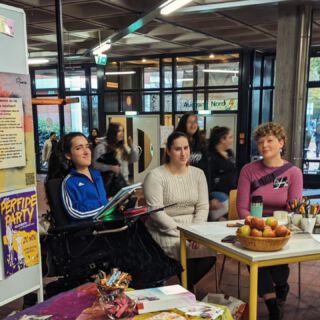 Unsere Praktikantin Zaltana, Ines und Hannah (von links nach rechts) waren heute an der @edithsteinschulefreiburg zum @projekt_aula Kick-Off und haben das ArTik vorgestellt. Es war super schön dabei zu sein, Mal im Außendienst unterwegs zu sein 😅  Es gab Eulenkekse, eismachende Physik- und Chemielehrer und sehr viel Kuchen. Und bei uns konnte man Sticker machen 🥰 Vielen Dank für die Einladung an die Schulsozialarbeit, besonders Max 💜🌈🔥

#artikfreiburg #edithsteinschule #aulaprojekt #mitbestimmung #beteiligung #demokratie #jugendkunstkulturbildung